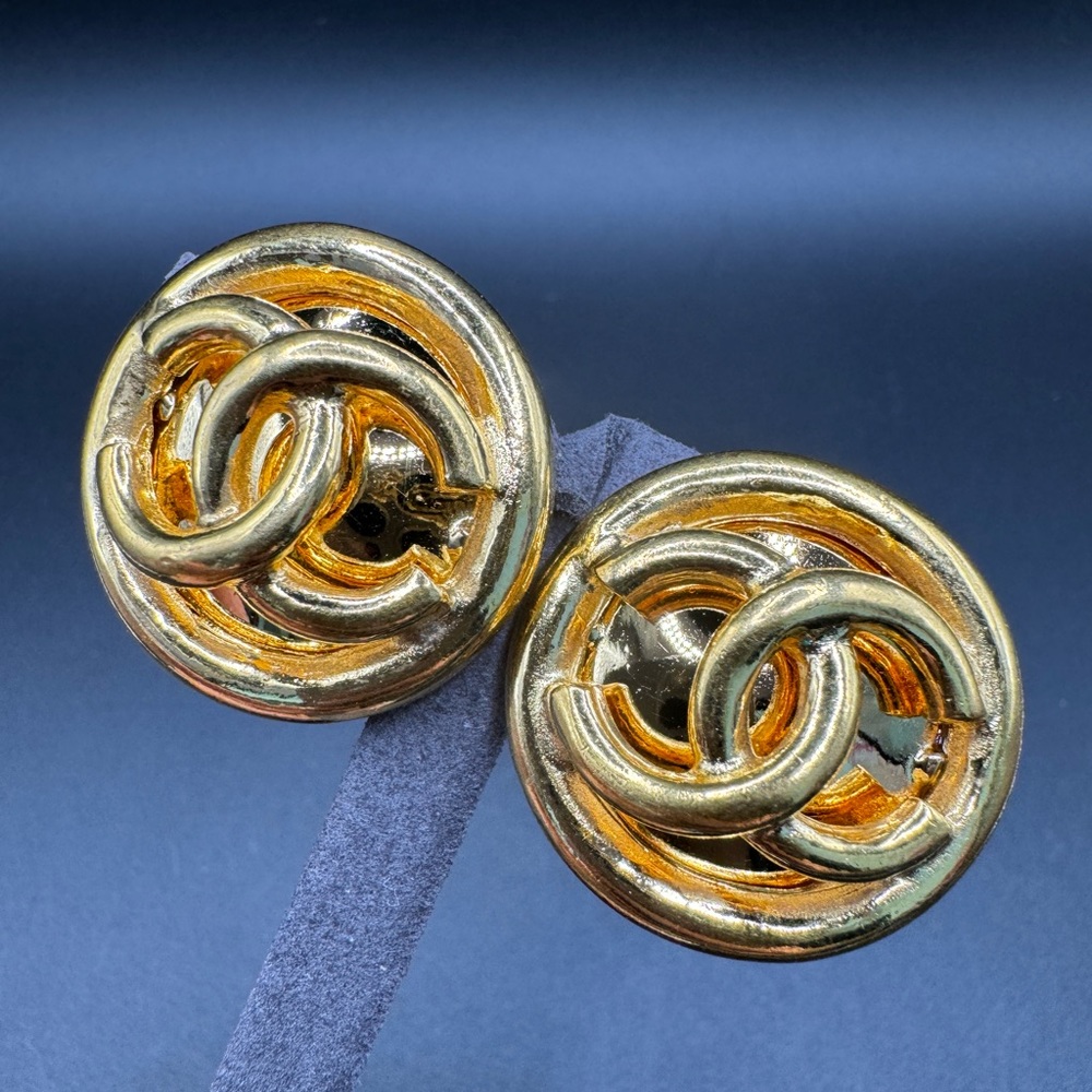 ❗️FINAL PRICE❗️LOT 785 RARE 24K gold plated Chanel vintage clip on earrings - Picture 4 of 11